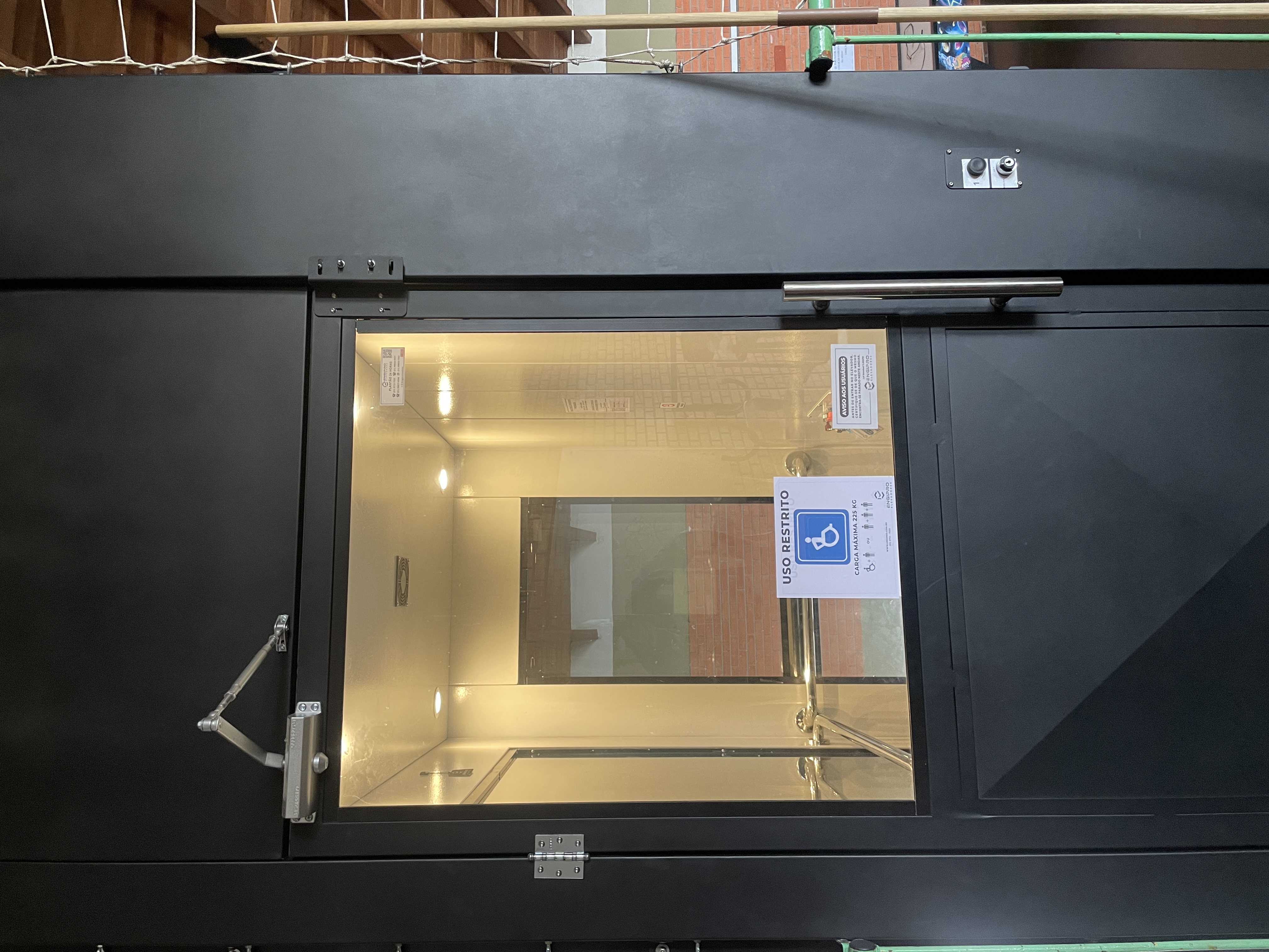 Plataforma de acessibilidade vertical ENGIPRO instalada em escola